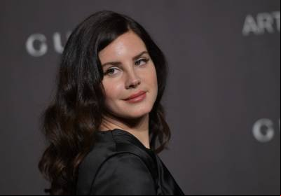 Lana Del Rey chega ao Brasil e é recebida por multidão de fãs no RJ