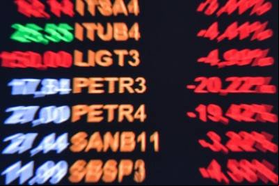 Ibovespa fecha em queda e dólar sobe a R$ 5,73, com mal humor global