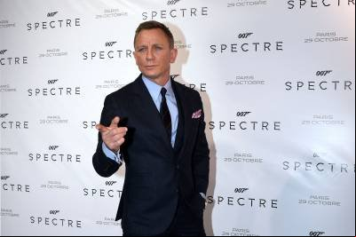 Rainha quebra tradição e dá honraria ao intérprete de James Bond 