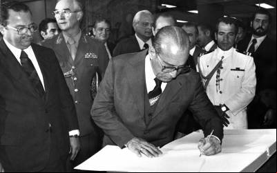 12/08/1980. Crédito: Gustavo Miranda/EBN. Brasil. General Danilo Venturini (2º e) e João Baptista Figueiredo(c) durante inauguração do Centro Cultural da Caixa Econômica Federal - CEF.