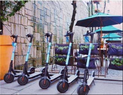Motorista capota carro ao desviar de usuários de patinetes elétricos Motorista capota carro ao desviar de usuários de patinetes elétricos