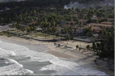 Barco naufraga no litoral de São Paulo; Bombeiros fazem buscas