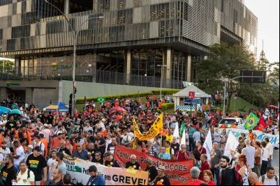 Petroleiros aprovam estado de greve contra diminuição no teletrabalho