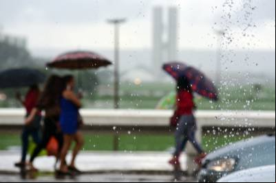 Brasiliense ará últimos dias do ano debaixo de chuva
