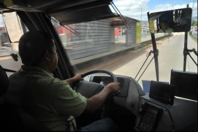 Motorista de ônibus é atingido com pedrada na cabeça enquanto dirigia na W3